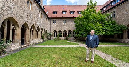 Klosterleiter Rüdi Peteroff hat bei der Arbeit im Kloster viele Menschen kennengelernt. "Es gibt die unterschiedlichsten Gründe, die die Menschen zu uns führen", berichtet er. Entsprechend vielfältig ist das aktuelle Angebot im Kloster Bad Wimpfen.
Fotos: Mario Berger