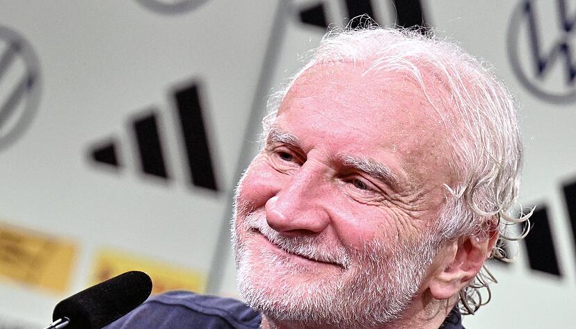 Verschwitzt und verschmitzt: Interims-Teamchef Rudi Völler lacht auf der Pressekonferenz nach dem 2:1-Sieg des DFB-Teams. Nun will er nur Sportdirektor sein.
Foto: dpa