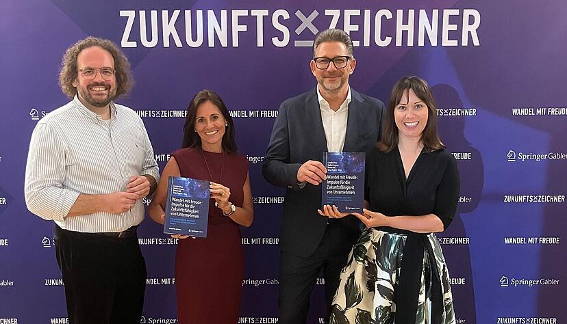 Die Herausgeber Daniel Nill (von links), Tanja Eggers, Stefan Lingner und Carolin Winz sind stolz auf ihr Buchprojekt.