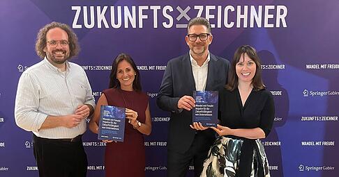 Die Herausgeber Daniel Nill (von links), Tanja Eggers, Stefan Lingner und Carolin Winz sind stolz auf ihr Buchprojekt.