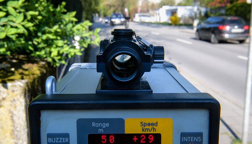Auf einer Laserpistole wird die Geschwindigkeit eines entgegenkommenden Fahrzeugs angezeigt.