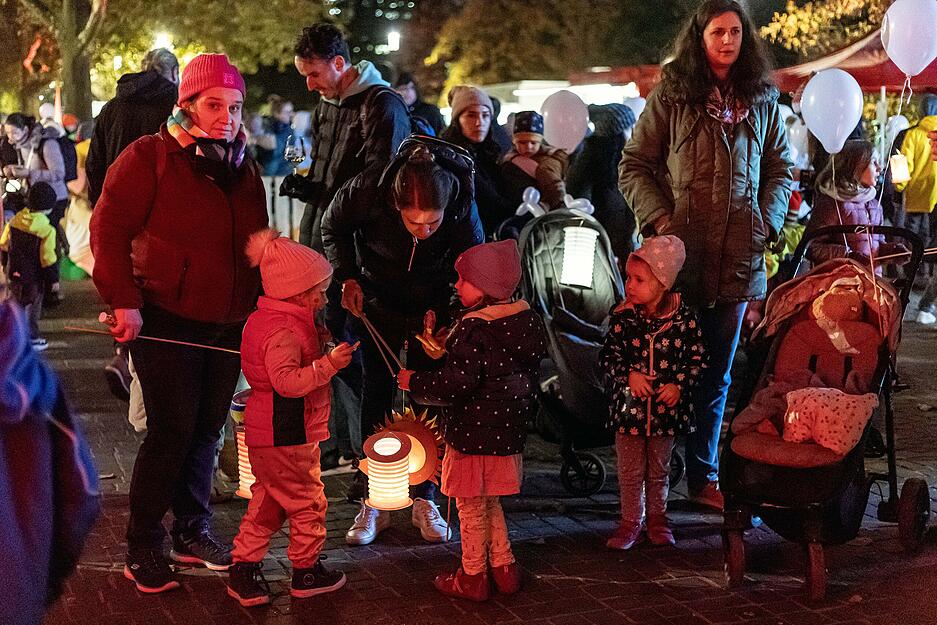 Familien mit kleinen Kindern erleuchten mit ihren Laternen im Rahmen des Heilbronner Lichtermeers die Straßen. Familien mit kleinen Kindern erleuchten mit ihren Laternen im Rahmen des Heilbronner Lichtermeers die Straßen.
