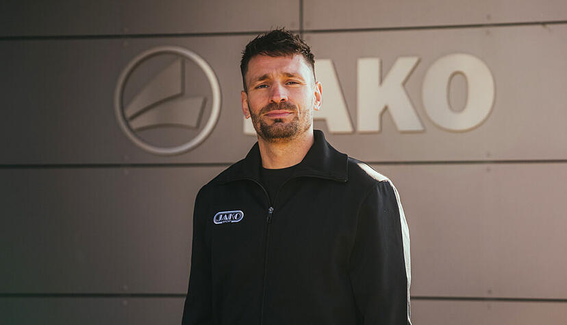Der ehemalige franz&ouml;sische Nationalspieler Mathieu Debuchy erweitert das Team der Jako-Markenbotschafter.