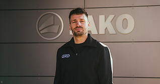 Der ehemalige franz&ouml;sische Nationalspieler Mathieu Debuchy erweitert das Team der Jako-Markenbotschafter.