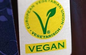 Veganer verzichten auf tierische Produkte und essen nur pflanzliche Lebensmittel. Foto: dpa Veganer verzichten auf tierische Produkte und essen nur pflanzliche Lebensmittel. Foto: dpa