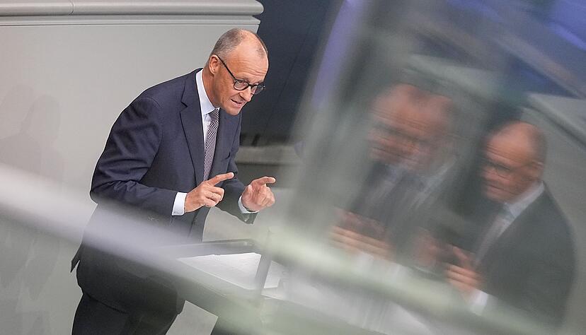 Der Kanzler verteidigt im Bundestag seinen Reformkurs.