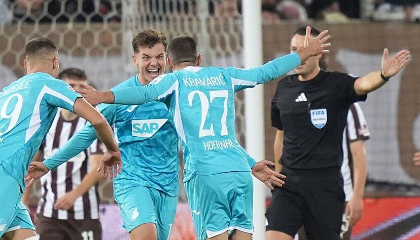 Andrej Kramaric (vorne, 1899 Hoffenheim) jubelt nach seinem Treffer zum 2:0.