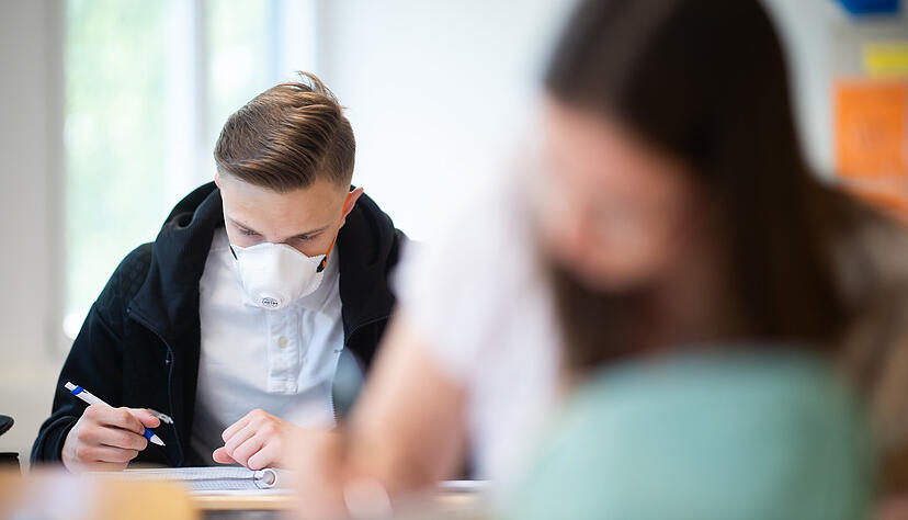 Die Maske darf im Schulunterricht nicht fehlen. Foto: dpa Die Maske darf im Schulunterricht nicht fehlen. Foto: dpa