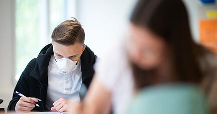 Schulunterricht mit Maske. Foto: dpa Schulunterricht mit Maske. Foto: dpa