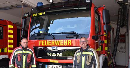 So oft wie im vergangenen Jahr mussten Kommandant Wolfgang Rauh (links) und Stellvertreter Ludwig Zoll noch nie in ihre Einsatzkleidung schlüpfen.
Foto: Stefanie Pfäffle So oft wie im vergangenen Jahr mussten Kommandant Wolfgang Rauh (links) und Stellvertreter Ludwig Zoll noch nie in ihre Einsatzkleidung schlüpfen.
Foto: Stefanie Pfäffle