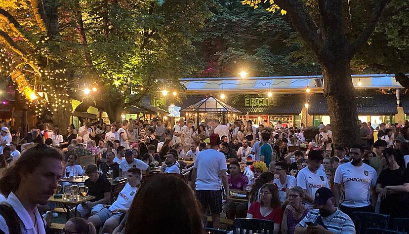 Fans der DFB-Elf bevölkern am Samstagabend den Biergarten an der Badstraße.