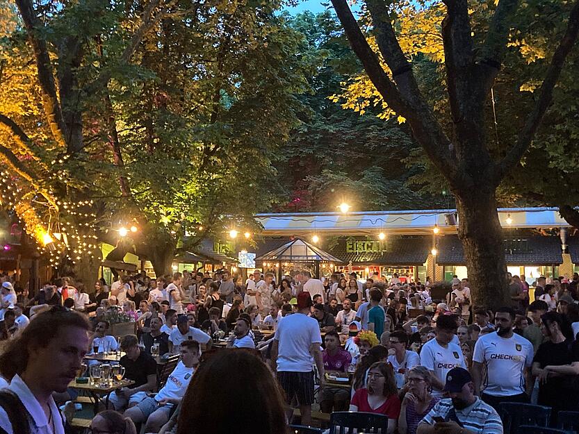 Fans der DFB-Elf bevölkern am Samstagabend den Biergarten an der Badstraße.