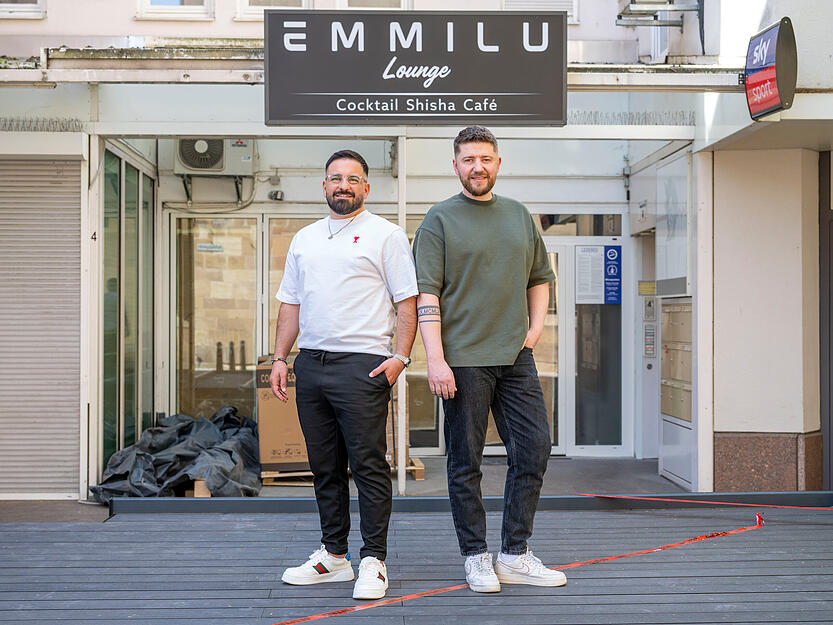 Mai: Billi Brisk Bamarni und sein bester Freund Roman Bihn arbeiten an der Neuer&ouml;ffnung des Emmilu zwischen Rathaus und K&auml;thchenhof.