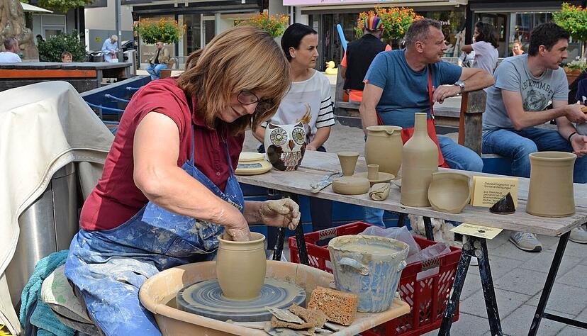 Produkte vielleicht für den nächsten Hafenmarkt: Brigitte Higgs aus Erlenbach führt auf dem Hafenmarkt ihr Töpfer-Handwerk vor. Immer wieder bleiben Passanten stehen und stellen ihr Fragen. Produkte vielleicht für den nächsten Hafenmarkt: Brigitte Higgs aus Erlenbach führt auf dem Hafenmarkt ihr Töpfer-Handwerk vor. Immer wieder bleiben Passanten stehen und stellen ihr Fragen.