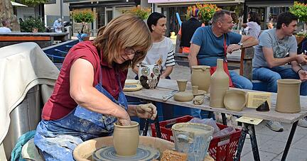 Produkte vielleicht für den nächsten Hafenmarkt: Brigitte Higgs aus Erlenbach führt auf dem Hafenmarkt ihr Töpfer-Handwerk vor. Immer wieder bleiben Passanten stehen und stellen ihr Fragen.   
Fotos: Stefanie Pfäffle