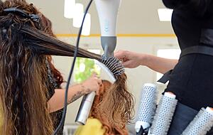 Waschen, schneiden, f&ouml;hnen &minus; wegen der vor&uuml;bergehenden Schlie&szlig;ung der Friseure geht das im Moment noch nur an einem &Uuml;bungskopf.
Foto: dpa