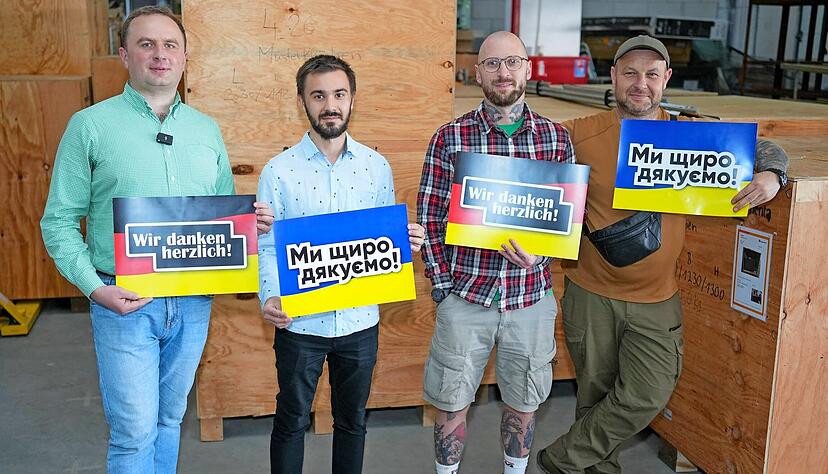 Vasyl Dunets (ganz links) und sein Helfer-Team sind dankbar f&uuml;r die gespendeten Exponate der Experimenta Heilbronn.
Foto: privat