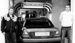 Gundolf Weeber (links) und sein Team sind Fachleute f&uuml;r die S&auml;uberung von Autos dank der Textilwaschstra&szlig;e im &Ouml;. (Foto: privat)f