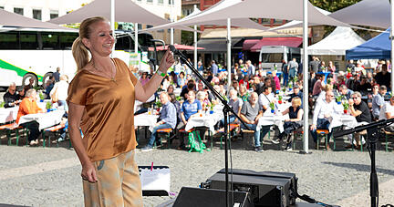 Sandie Wollasch präsentiert mit ihrer besonderen Stimme ihr Jazz- und Poprepertoire auf dem Marktplatz.