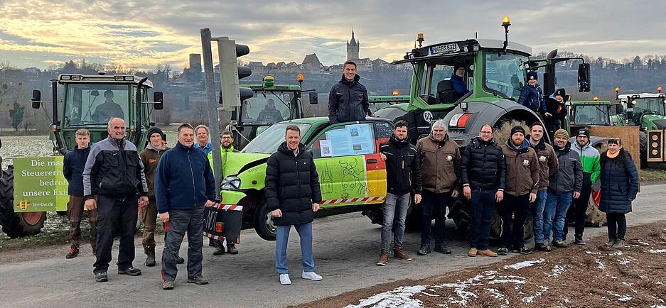 Die Bauern protestieren am Sonntag auch nach dem offiziellen Ende der Protestwoche weiter. Andreas Zaffran, Bürgermeister aus Bad Wimpfen (Mitte), steht hinter den Forderungen der Landwirte.
Foto: Jürgen Kümmerle