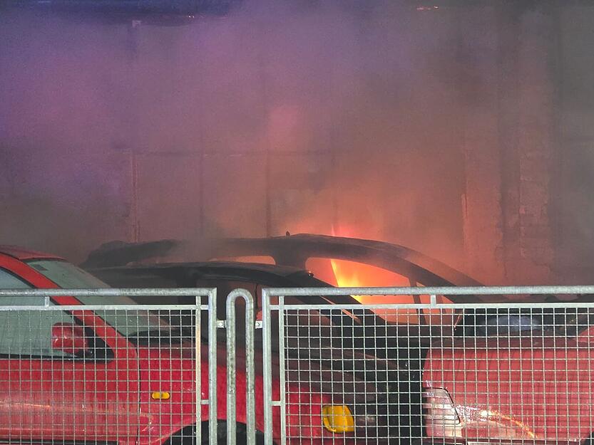 Flammen schlagen aus den Fahrzeugen. Flammen schlagen aus den Fahrzeugen.