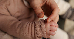 Das Babylotsen-Projekt am Klinikum &Ouml;hringen wird ab April wegen fehlender finanzieller Mittel pausiert, obwohl der Bedarf da ist.