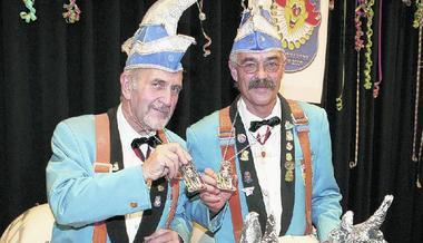 Die Vizepräsidenten Eberhard Frank und Rudi Walter machen sich mit zwei Pferdestärken und mit Orden auf den Weg in den wilden Westen.