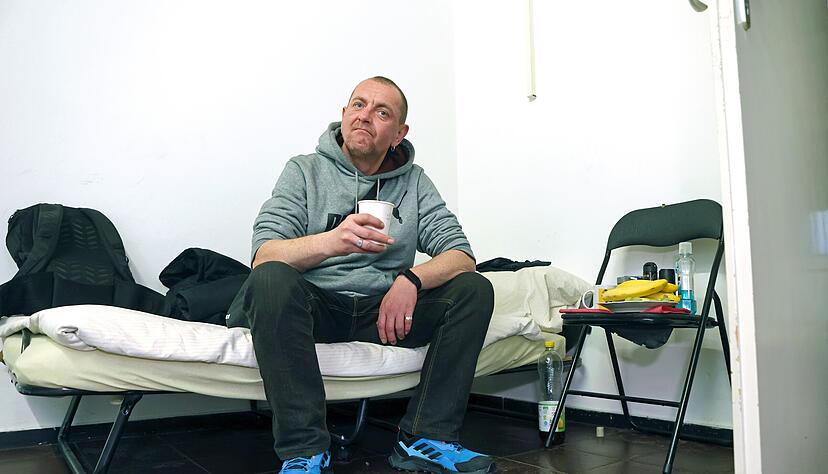 Ein Klappbett, ein Stuhl: Bis zu 16 Wohnungslose haben seit November jede Nacht Unterschlupf im Erfrierungsschutz in der Neckarhalde gefunden. Teilweise war die Nachfrage so groß, dass Gäste abgewiesen werden mussten. Ein Klappbett, ein Stuhl: Bis zu 16 Wohnungslose haben seit November jede Nacht Unterschlupf im Erfrierungsschutz in der Neckarhalde gefunden. Teilweise war die Nachfrage so groß, dass Gäste abgewiesen werden mussten.