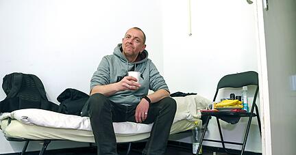 Ein Klappbett, ein Stuhl: Bis zu 16 Wohnungslose haben seit November jede Nacht Unterschlupf im Erfrierungsschutz in der Neckarhalde gefunden. Teilweise war die Nachfrage so groß, dass Gäste abgewiesen werden mussten.
Fotos: Ralf Seidel Ein Klappbett, ein Stuhl: Bis zu 16 Wohnungslose haben seit November jede Nacht Unterschlupf im Erfrierungsschutz in der Neckarhalde gefunden. Teilweise war die Nachfrage so groß, dass Gäste abgewiesen werden mussten.
Fotos: Ralf Seidel