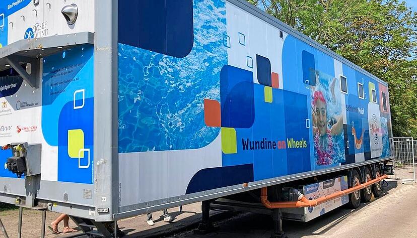 Eine &bdquo;Wundine on wheels&ldquo; von au&szlig;en. Sie ist auf einen Lkw-Auflieger montiert. Die Aufnahmen stammen von einem Einsatz in Marbach im Landkreis Ludwigsburg.