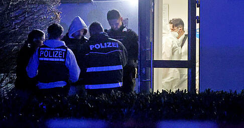 Polizisten und Spurensicherer ermitteln am Abend der Tat in Bad Friedrichshall-Kochendorf.