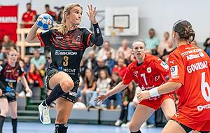 Hannah Hönig (am Ball) traf gegen die Kurpfalz Bären Ketsch fünf Mal, konnte die Niederlage ihrer SG Schozach-Bottwartal jedoch damit nicht verhindern.