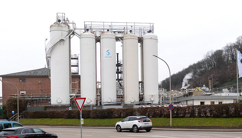 In einer Sondersitzung des Umweltausschusses muss sich das Umweltministerium zum Umgang mit dem SF6-Skandal der Firma Solvay verantworten.