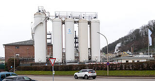 In einer Sondersitzung des Umweltausschusses muss sich das Umweltministerium zum Umgang mit dem SF6-Skandal der Firma Solvay verantworten.