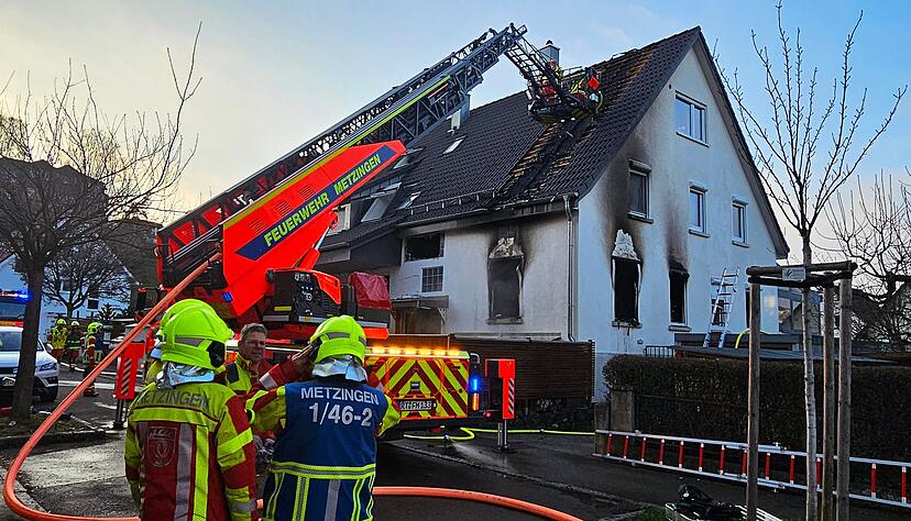 Der Feuerwehreinsatz in dem Mehrfamilienhaus dauerte bis zum Nachmittag.