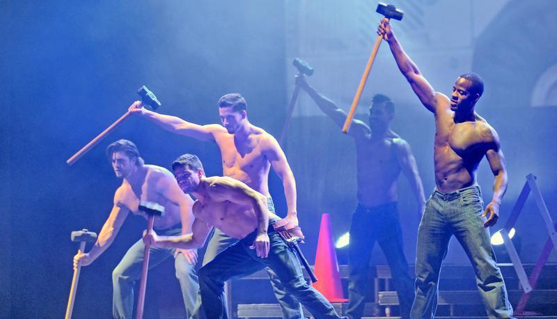 Strippende Bauarbeiter gehen immer: Wie im vergangenen Jahr schwangen die Chippendales auch bei ihrer jüngsten Show wieder den Hammer.
Foto: Archiv/Berger Strippende Bauarbeiter gehen immer: Wie im vergangenen Jahr schwangen die Chippendales auch bei ihrer jüngsten Show wieder den Hammer.
Foto: Archiv/Berger