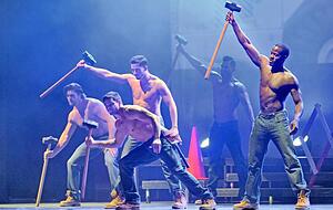 Strippende Bauarbeiter gehen immer: Wie im vergangenen Jahr schwangen die Chippendales auch bei ihrer jüngsten Show wieder den Hammer.
Foto: Archiv/Berger Strippende Bauarbeiter gehen immer: Wie im vergangenen Jahr schwangen die Chippendales auch bei ihrer jüngsten Show wieder den Hammer.
Foto: Archiv/Berger