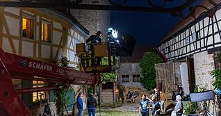 Die Dreharbeiten zu dem satirischen Film "Märtyrer der Strebsamkeit" ziehen sich bis in die Nacht hinein. Auf Burg Horkheim spielt eine Schlüsselszene.
Fotos: Mario Berger