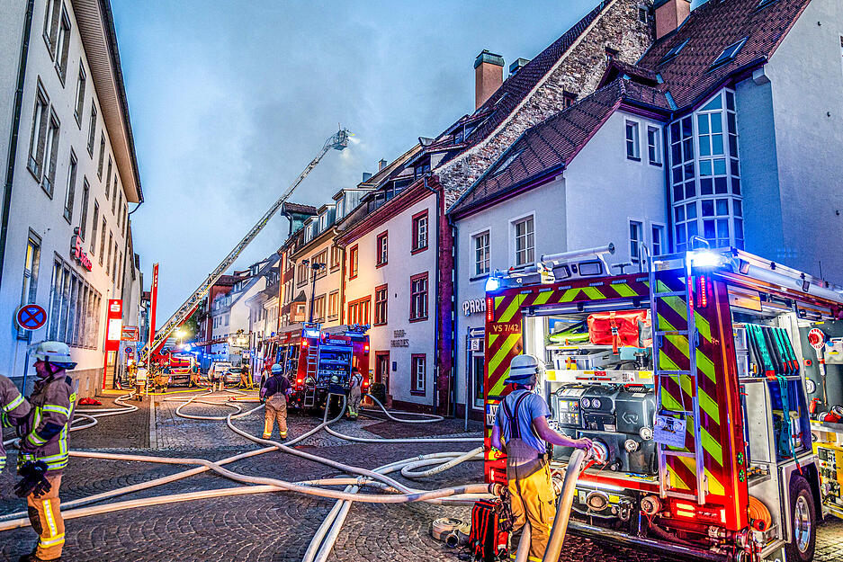Der Schaden dürfte nach ersten Einschätzungen von Feuerwehr und Polizei in die Millionen gehen. Der Schaden dürfte nach ersten Einschätzungen von Feuerwehr und Polizei in die Millionen gehen.