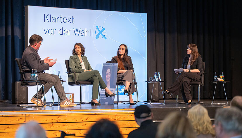 Beim Wahlforum der HZ auf dem Podium (von links): HZ-Redakteur G&ouml;tz Greiner, Katharina Fuchs, Meike Augsburger und HZ-Redakteurin Tamara Ludwig.