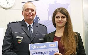 Kim Jessica Kühner und Lars Walther, Leiter Polizeirevier Künzelsau. Kim Jessica Kühner und Lars Walther, Leiter Polizeirevier Künzelsau.