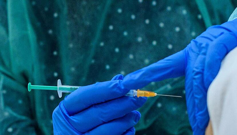 Nach Einschätzung der Weltgesundheitsorganisation müssten sich 60 bis 70 Prozent der Bevölkerung impfen lassen, damit eine wirksame Herdenimmunität erreicht werden kann. Eine Impf-Pflicht gibt es nicht. Foto: dpa