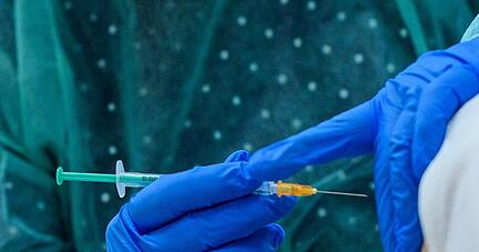 Eine Mitarbeiterin des Impfzentrums des Salzlandkreises spritzt einer Frau eine Impfdosis gegen das Coronavirus. Parallel zu den verschärften Corona-Regeln wurde im Kampf gegen die Pandemie in Sachsen-Anhalt das Impfen intensiviert. Am vergangenen Freitag wurden etwa 20 000 Impfdosen von Biontech/Pfizer nach Sachsen-Anhalt geliefert. +++ dpa-Bildfunk +++