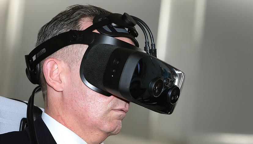 Digitalminister Volker Wissing, hier während eines Besuchs beim Luftfahrzeuge-Hersteller Lilium, mit einer MR-Brille (Mixed Reality) in einem Flugsimulator. Digitalminister Volker Wissing, hier während eines Besuchs beim Luftfahrzeuge-Hersteller Lilium, mit einer MR-Brille (Mixed Reality) in einem Flugsimulator.