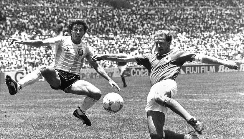 Karl-Heinz Rummenigge (r) im WM-Finale 1986 in Aktion. (Archivbild)
