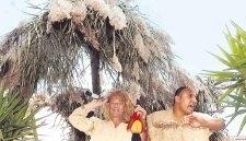 Von wegen einsame Insel: Robinson Crusoe und sein Gefährte Freitag grüßen die Menge.