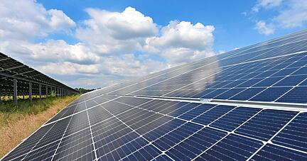 Strahlen im Sonnenschein: In den kommenden Monaten und Jahren werden entlang der A6 und Bahnstrecken viele weitere Solaranlagen entstehen.
Foto: Archiv/Pleul