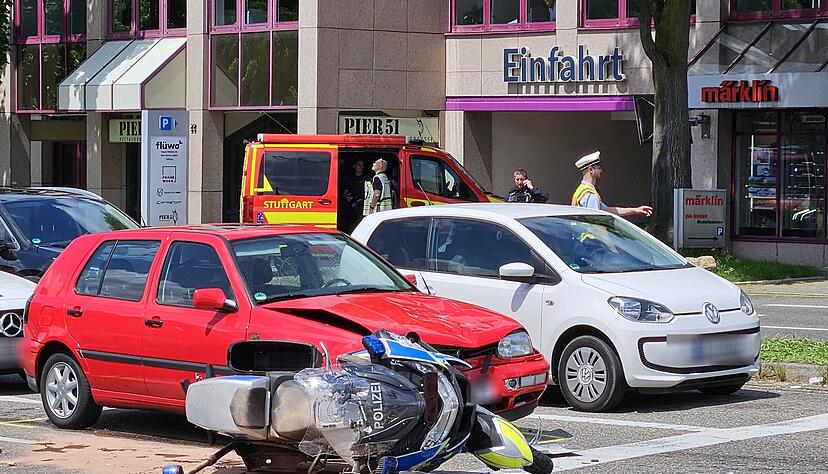 In Stuttgart kam es am Montag nach dem EM-Spiel von Ungarn zu einem Unfall, bei dem ein Polizist starb.