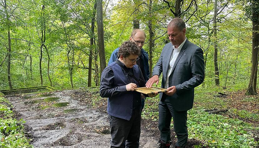 Bad Friedrichshalls Bürgermeister Timo Frey (rechts) zeigte sich interessiert an den Ergebnissen des Workshops und ließ sich von Attila Dézsi (links) die Befunde im ehemaligen Lager zeigen. Bad Friedrichshalls Bürgermeister Timo Frey (rechts) zeigte sich interessiert an den Ergebnissen des Workshops und ließ sich von Attila Dézsi (links) die Befunde im ehemaligen Lager zeigen.