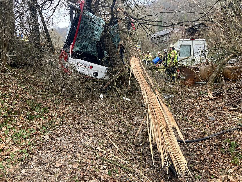 Dabei prallte der Bus gegen einen Baum. Der Frontbereich des Busses wurde stark beschädigt. Dabei prallte der Bus gegen einen Baum. Der Frontbereich des Busses wurde stark beschädigt.